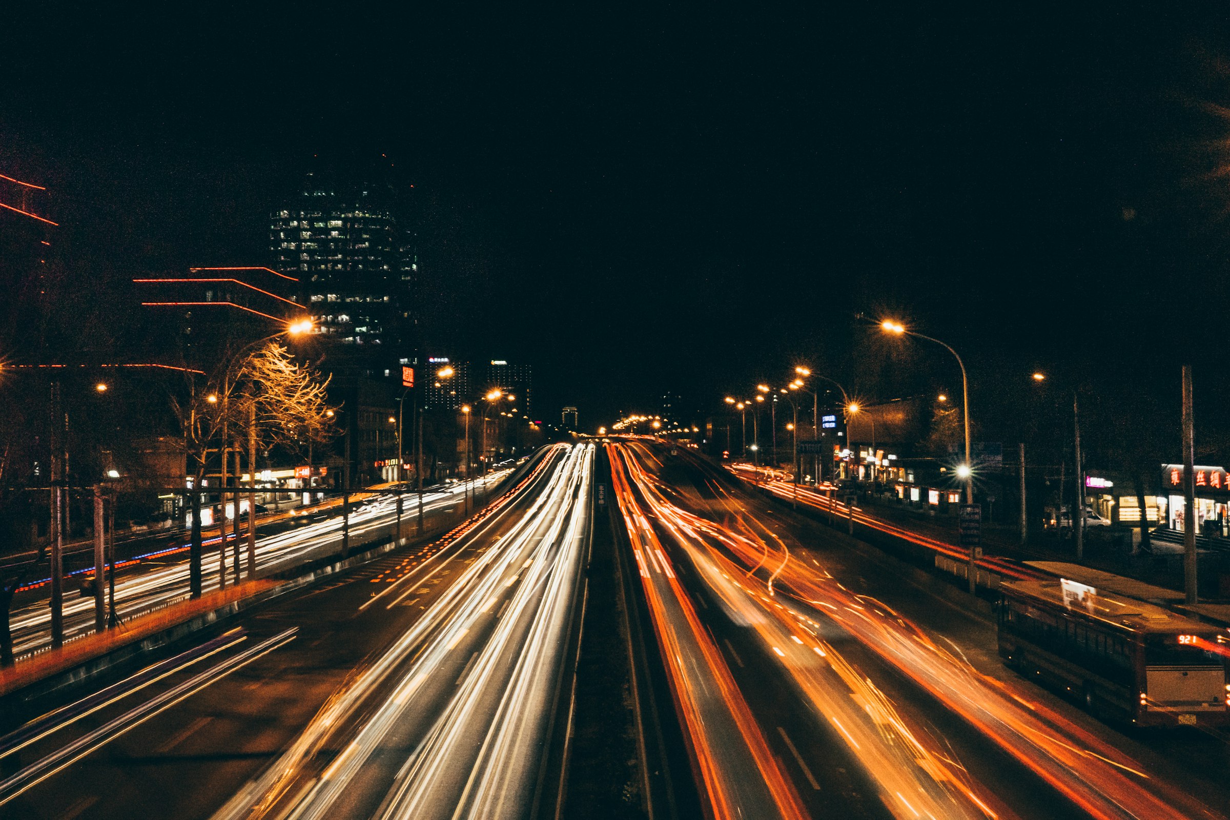 北京城市道路夜间车流与公交运行